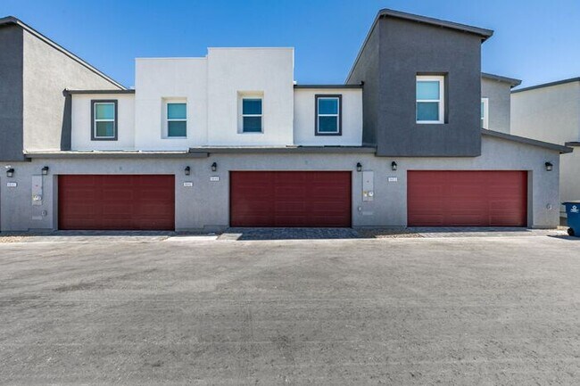 Building Photo - Beautiful New 3 Bed / 2.5 Bath Townhome 89178