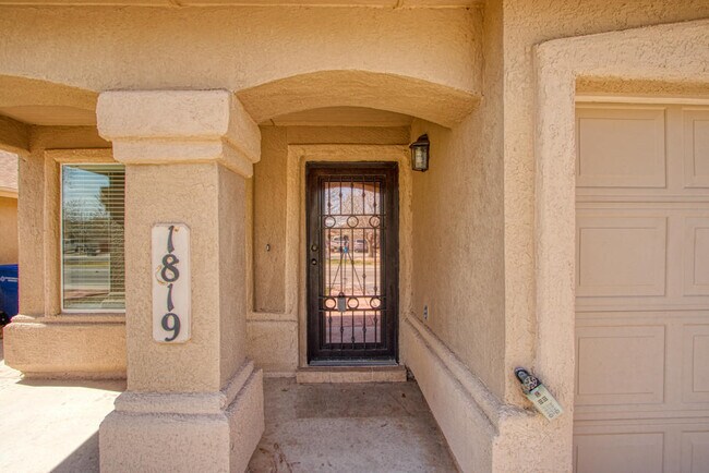 Building Photo - 1819 Shreya St