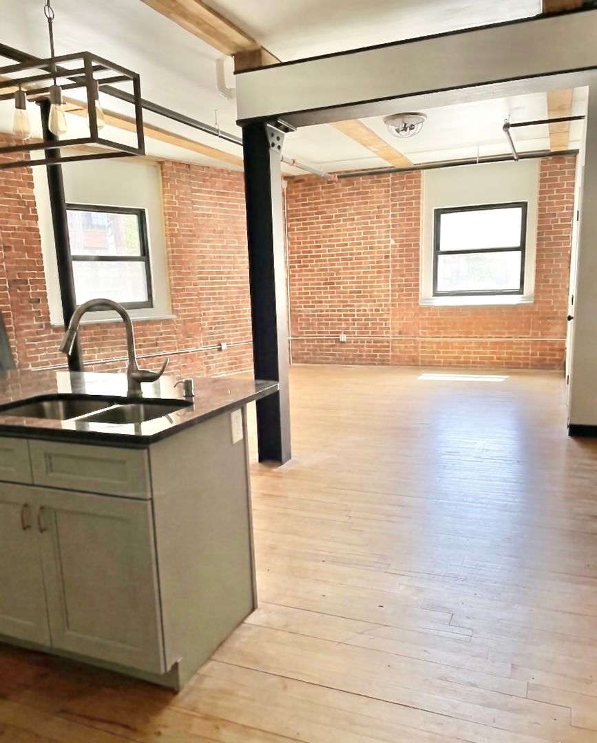 Building Photo - 548 Roosevelt Ave