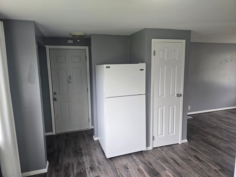 Building Photo - 1300 S Colony Dr