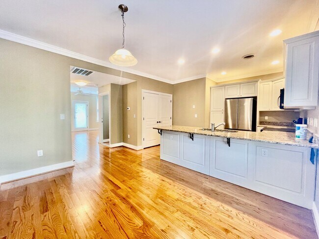 Building Photo - 3 Bedroom 2.5 Bath in the Vista