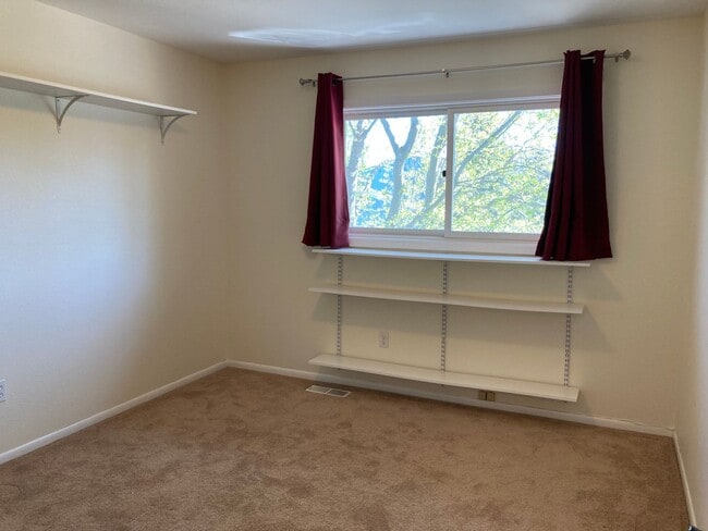 Building Photo - Beautifully kept (3) Bed, (2.5) Bath in Ea...