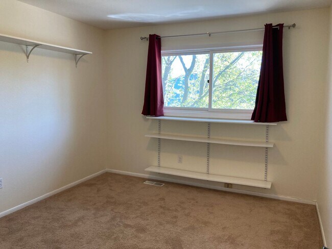 Building Photo - Well kept (3) Bed, (2.5) Bath in Eastridge...