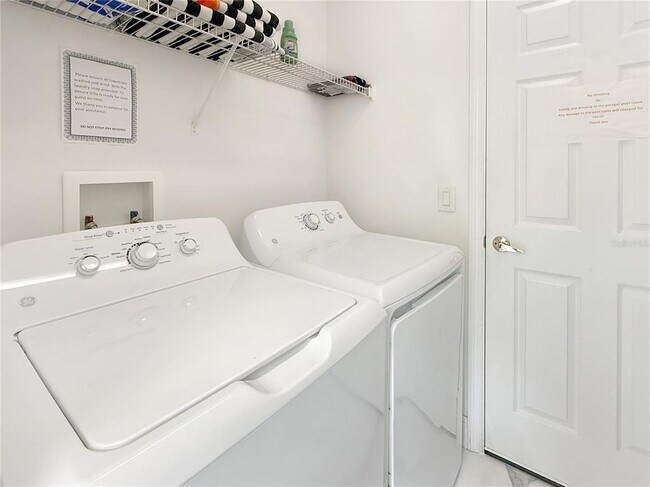Building Photo - 530 Orista Dr