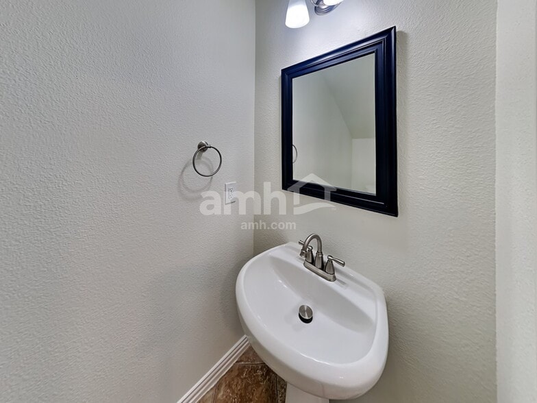 Building Photo - 26949 Carriage Manor Ln