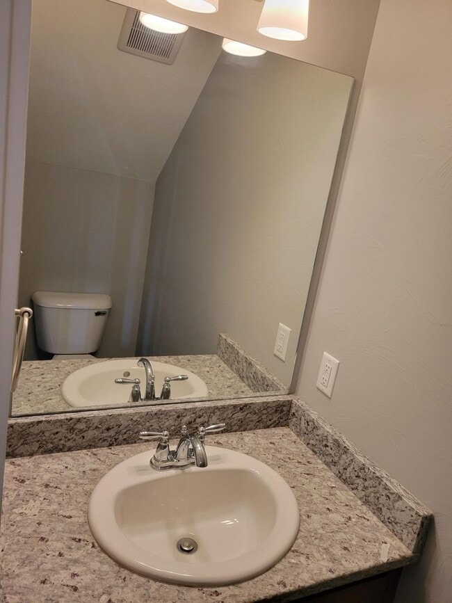 Building Photo - 3 Bedroom, 2 1/2 Bathroom Townhouse -2 weeks free rent with 1-year lease-