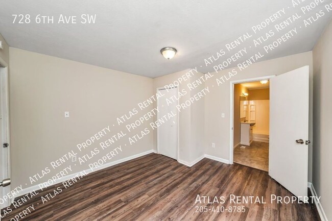 Building Photo - 728 6th Ave SW