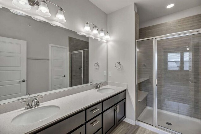 Building Photo - 13800 Lyndhurst St