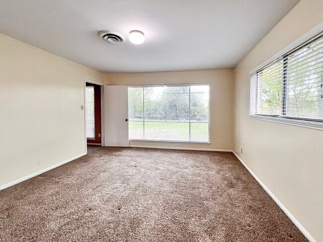 Building Photo - 401 Rolling Hills Dr W