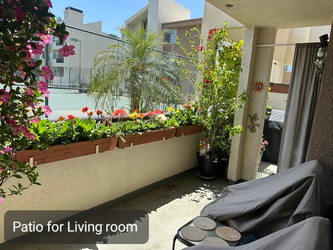 Large patio overlooking tennis courts - 5565 Canoga Ave
