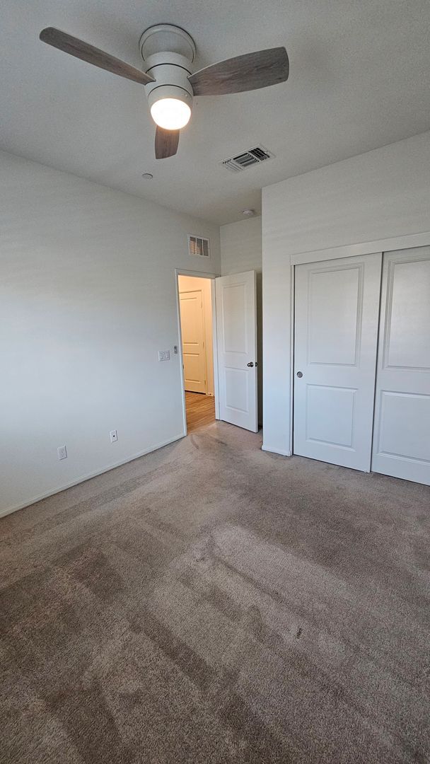 Building Photo - Modern 4 Bedroom Home in City in the Hills