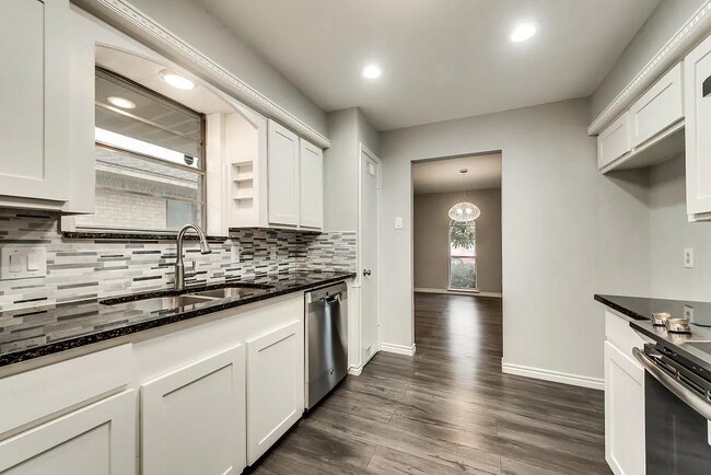 Building Photo - 5806 Everglade Rd