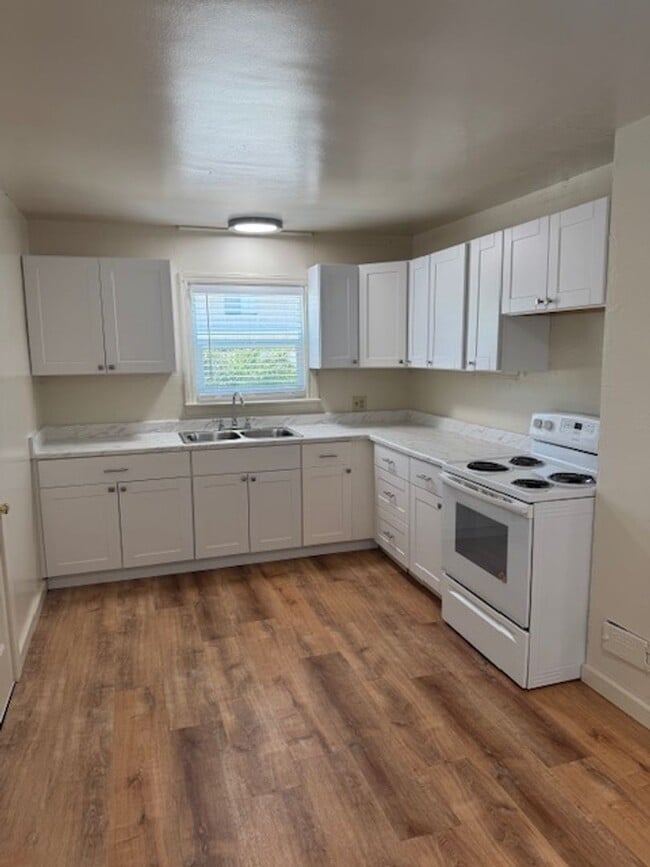 Building Photo - Downtown Home with One Car Garage and Fenced Backyard