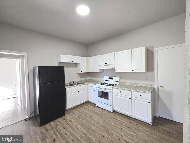 Building Photo - 5526 N Mascher St