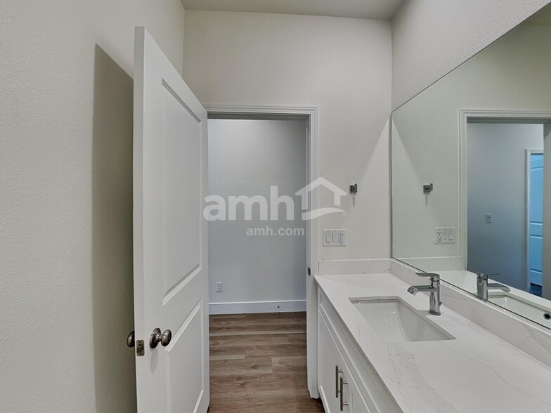 Building Photo - 842 English Primrose St