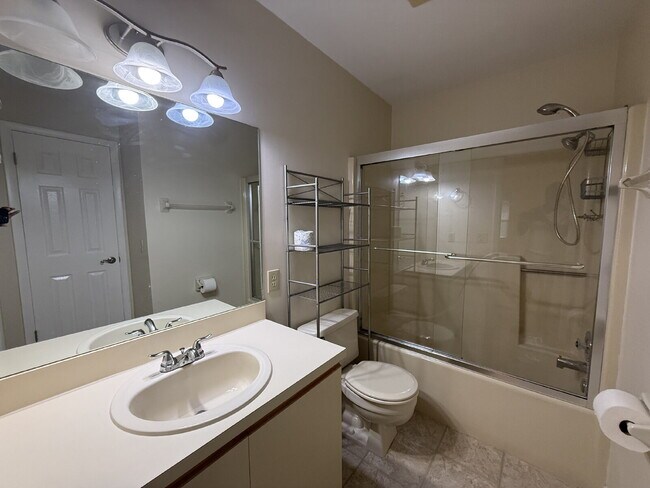 Building Photo - Spacious 2BR/2BA Condo with Vaulted Ceilin...