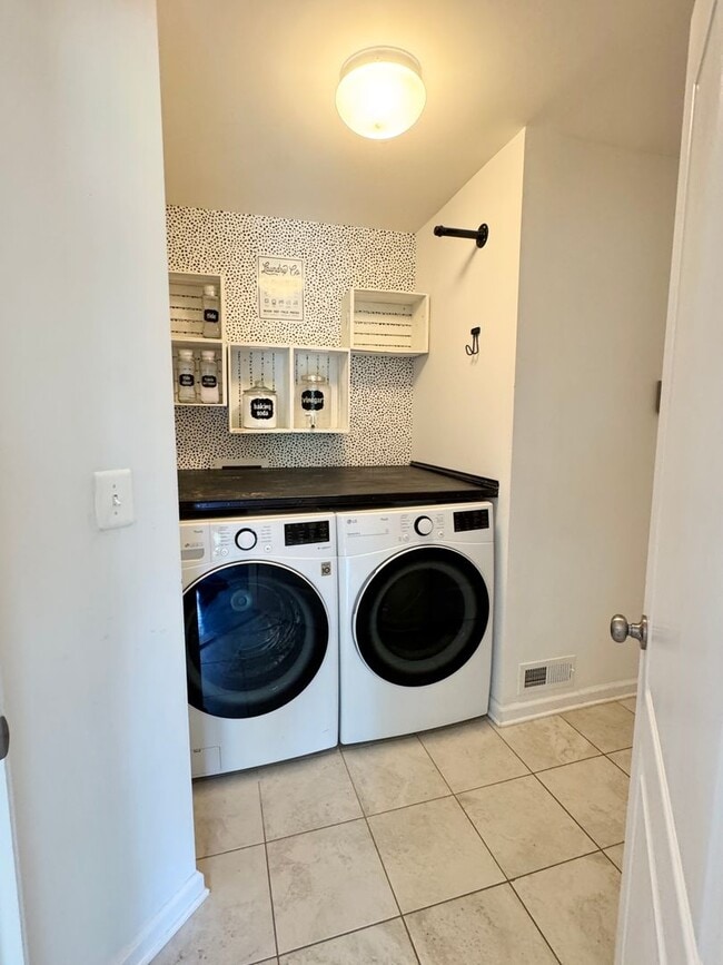 Building Photo - CLOSE TO BROOKE POINT VRE - LARGE ACREAGE HOME - STAFFORD- BASEMENT KITCHENETTE