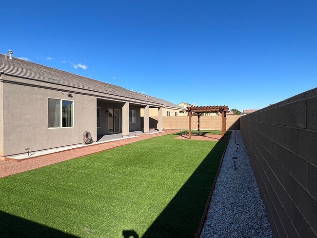 Building Photo - 4 BEDROOM HOME!