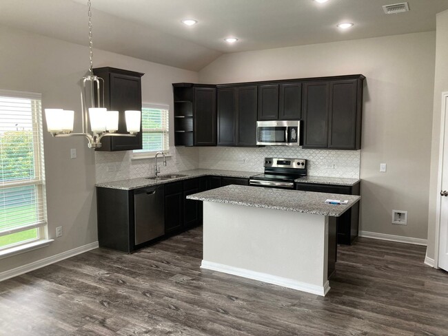 Building Photo - Three-bedroom, Two bath, two car garage Ho...