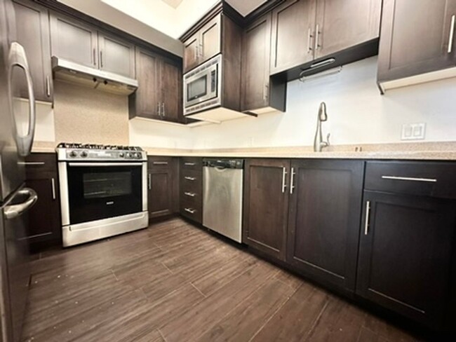 Building Photo - Beautiful, Modern 2 Bed 2 Bath + Bonus Roo...