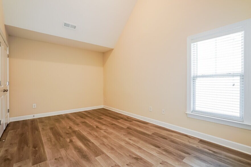 Building Photo - 805 New Charleston Dr