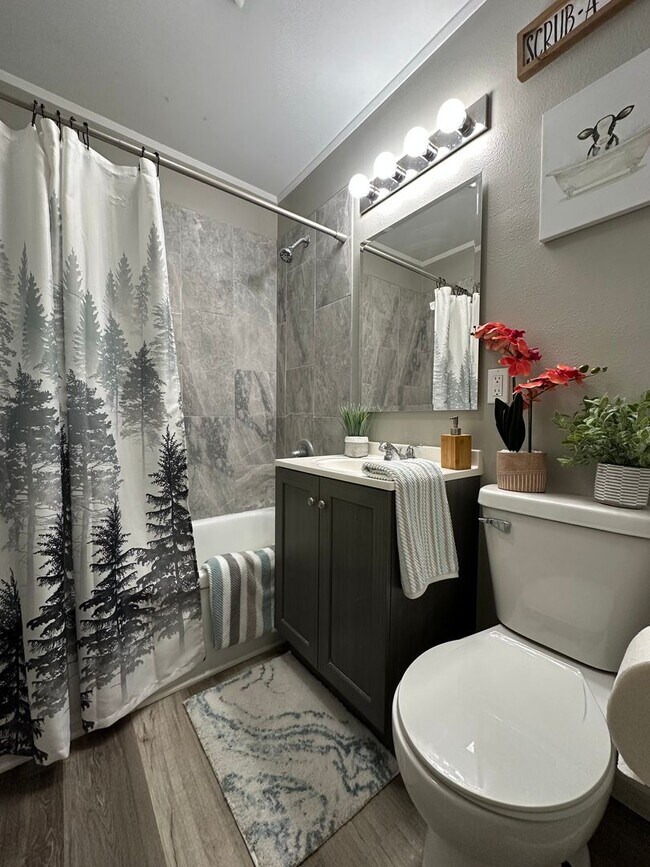 Building Photo - Spacious 2 bed, 1 bath home for rent in NE Waterloo available IMMEDIATELY .