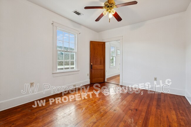 Building Photo - 320 N Olympia St