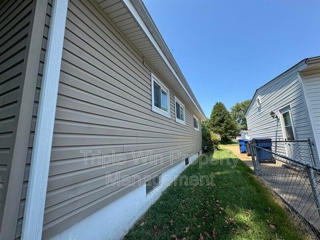 Building Photo - 10 Ronda Dr