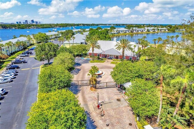 Building Photo - 3873 Pompano Dr SE