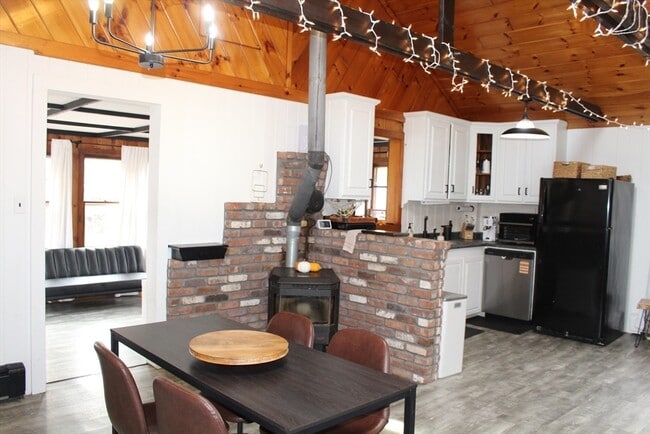 Building Photo - 16 Langlois Pines