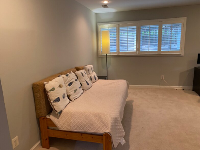 Building Photo - 2267 Glenmore Terrace