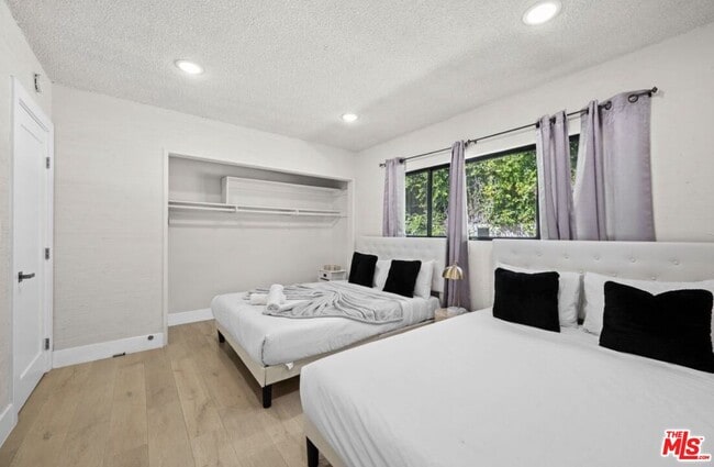 Building Photo - 2617 S Beverly Dr