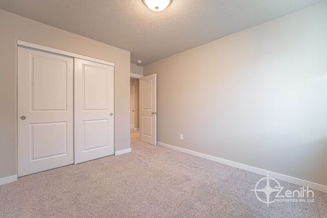 Building Photo - 4712 NE 37th Ct