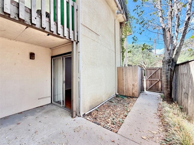 Building Photo - 4314 Travis St