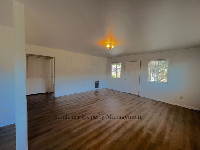 Building Photo - Charming Country Property