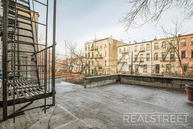 Building Photo - Luxury Triplex Brownstone in Prime Stuyves...