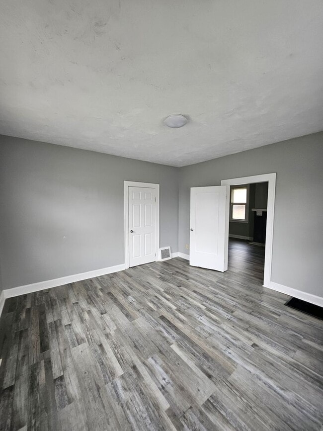 Building Photo - Large 3 bed house with basement