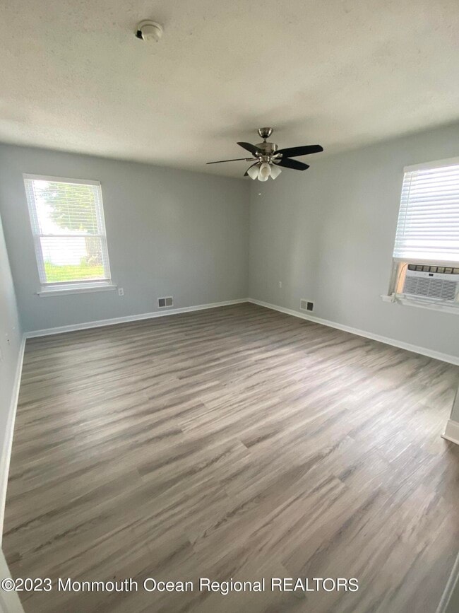 Building Photo - 120 Oak Hill Dr