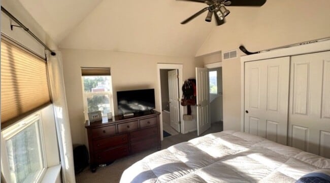 Building Photo - 2 Bed Highlands Townhome