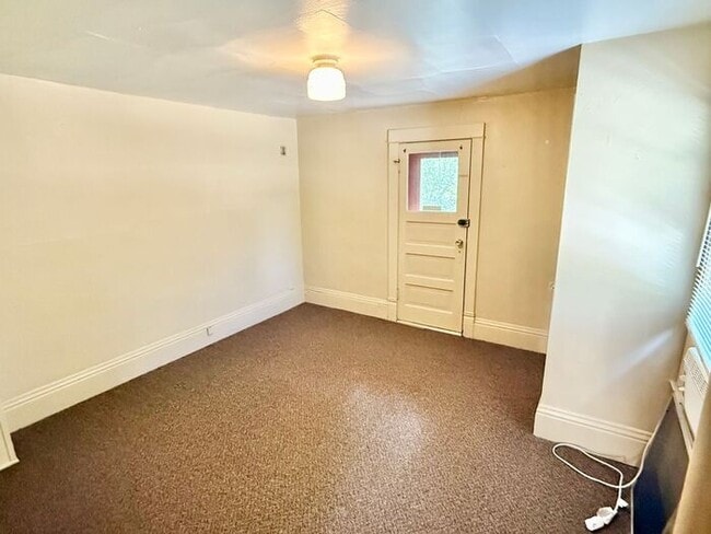 Building Photo - Best Kept Secret! Great Price On This Wond...