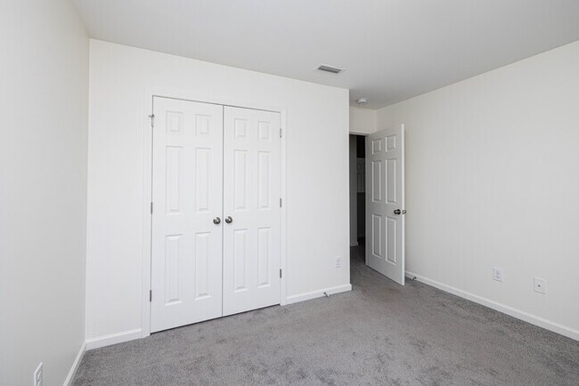 Building Photo - 3BD/2.5BTH Townhome North Western School District - SPRING SPECIAL