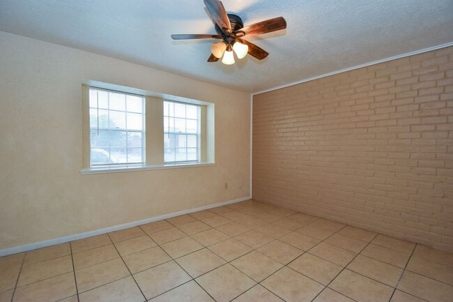 Building Photo - 3 BEDROOM 2 BATH PATIO HOME WITH  1112 SF