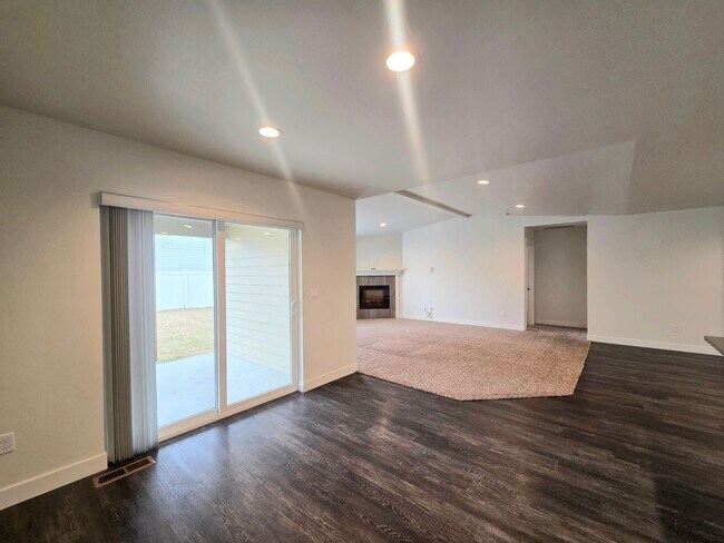 Building Photo - Newer Rambler in Mary Hill Estates!