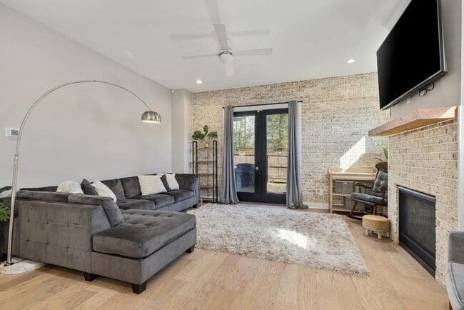 Building Photo - 2356 Mason Dr