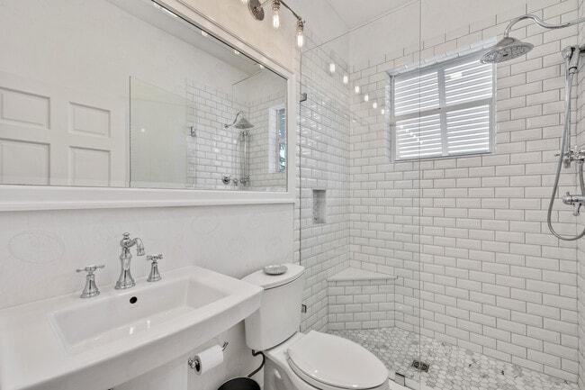 Building Photo - 121 Damfino St