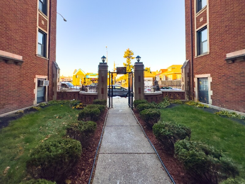 Building Photo - 1553 W 83rd St