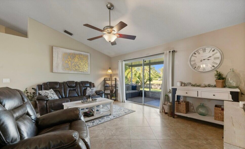 Building Photo - 2544 Ventura Cir