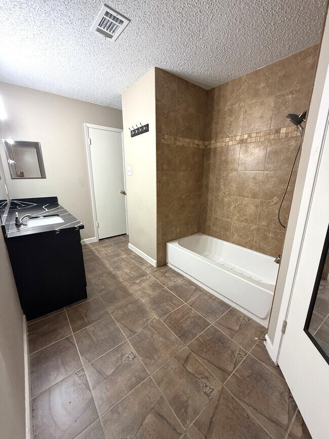 Building Photo - 15934 Blueridge Rd