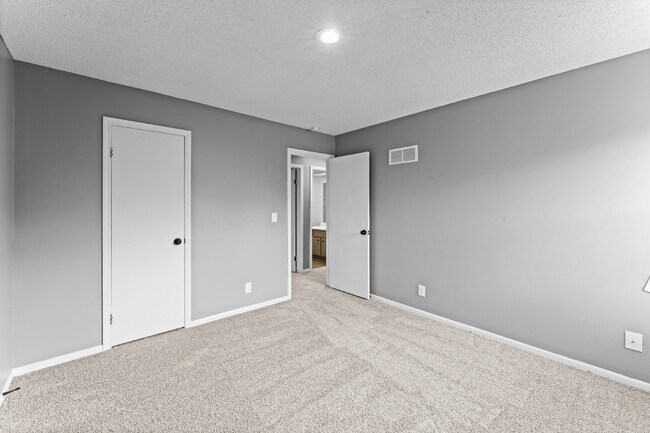 Building Photo - 3 Bedroom duplex in Olathe!