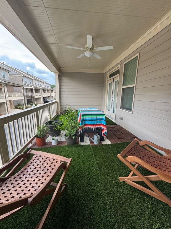 Building Photo - 3985 Redwood Dr